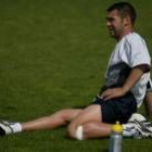 Raúl Ibáñez estira después del primer entrenamiento de ayer en el Área de Puente Castro