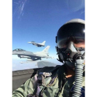 Selfi de un piloto de combate iraquí antes de bombardear Mosul.