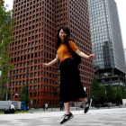 Yumi Ishikawa salta con sus zapatillas en una calle de Tokyo.