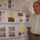 Maxi Pablos junto a la colección de sellos y postales de Cistierna