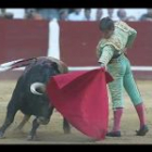 El Juli y César Jiménez salieron a hombros tras cortar tres orejas cada uno, y Javier Conde sorprendió y cortó un apéndice em una brillante tarde toros, con el que se cierra el cartel taurino de San Juan.