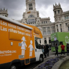 El bus de Hazte Oír frente al Ayuntamiento de Madrid.