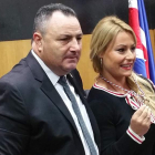 Lidia Valentín, junto a Eduardo Morán, con la medalla de oro del Ayuntamiento de Camponaraya. DL