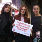 Julianne Moore junto a Cynthia Rowley y Gina Gershon apoyando la iniciativa