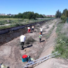Un grupo de vecinos de San Andrés limpia un tramo del canal del Carbosillo