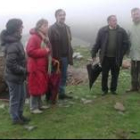 Un momento de la visita realizada ayer por los socialistas a las ruinas del Castilla de Alba