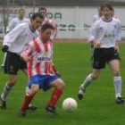 Óscar García pugna con un rival por hacerse con la posesión del balón