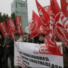 Delegados y cargos sindicales de CC.OO y UGT se concentraron ante la factoría de Vitro en Camponaray