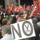 Los manifestantes, ante la sede del Ministerio de Hacienda en Madrid.