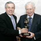 El alcalde de León, Emilio Gutiérrez, entrega el galardón de la XIII edición del premio del comercio tradicional  a Ángel Martínez, fundador de «Calzados La Revoltosa»