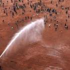 Imagen tomada durante el desalojo con cañones de agua del campamento de Ggdeim Izik, en el 2010.