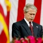Bush reza en el cementerio de Arlington durante la celebración del Día de los Caídos