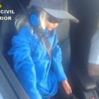 La muñeca, ataviada con gorra, gafas de sol, chaqueta y auriculares, que llevaba el conductor infractor.