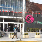 Vista exterior del centro comercial El Rosal en Ponferrada.