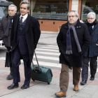 Algunos de los exconsejeros que acudieron al juzgado el mes pasado, con su defensa. MARCIANO PÉREZ