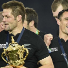 Dan Carter (derecha) junto al capitán Richie McCaw en 2015