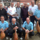 Foto de familia de los triunfadores en el trofeo de San Froilán junto al concejal López Benito.