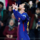 Messi celebra el segundo de sus goles a un Celta que apenas dio muestra de peligro sobre el césped del Campo Nou. ALEJANDRO GARCÍA