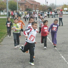 Un momento de la carrera celebrada en el patio del colegio.