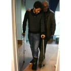 A Mateo se le ha colocado una férula en el tobillo dañado.
