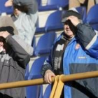 Algunos seguidores de la Cultural tratan de cubrirse del sol