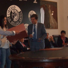 Momento en el que la alumna lacianiega recoge su diploma de manos del embajador griego.