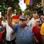 Un grupo de personas se manifiestan a favor de la República y en contra de la Monarquía en el centro de Madrid.
