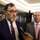 El juez Eloy Velasco, ayer en León, junto al abogado leonés José Luis Gorgojo. MARCIANO PÉREZ