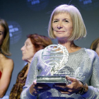 La escritora manchega Alicia Giménez-Bartlett (d) posa con el Premio Planeta, dotado con 601.000 euros, por su novela "Hombres desnudos", durante la cena celebrada esta noche en el Palau de Congresos de Catalunya, en Barcelona.