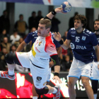 Julen Aginagalde lanza a portería tras superar al jugador argentino del Abanca Ademar Gonzalo Carou. SALVADOR SAS