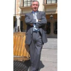 Jacinto Bardal posa en la plaza Mayor de Astorga