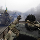 Tropas del Ejército ucraniano avanzan hacia Debaltseve, este sábado.