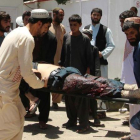 Asistencia a las víctimas tras la explosión de un coche bomba en Lashkar Gah, en Afganistán