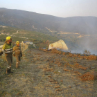 Trabajadores forestales, el pasado octubre en el incendio de Porcarizas y Campo del Agua.