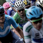 Los favoritos de la Vuelta, con Alejandro Valverde, de verde y en el centro, durante la ascensión a los Lagos de Covadonga.