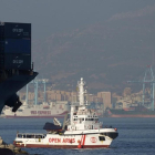El barco de Open Arms, a su llegada al puerto de San Roque. /