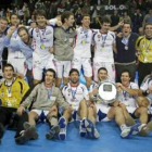 Los jugadores del Reale Ademar León posan con el trofeo de campeón de la Copa Asobal.
