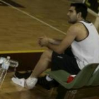 Quinteros observa como entrena el equipo cuando sufrió un problema en un tobillo en noviembre