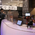 En un bar de Tokio a los clientes les atiende alguien muy especial. Nada más y nada menos que un robot.