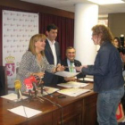La presidenta de la Diputación entregó diplomas a algunas alumnas.