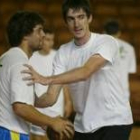 Marko Curuvija, a la derecha, conversa con Juanín en su primer entrenamiento como jugador ademarista