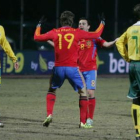Fernando Llorente y Xavi Hernández celebran el primer gol de España contra Lituania.