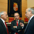 Pedro Martín conversa con el socialista José Francisco Martín (C), y con el popular Jesús Encabo.