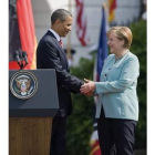 Barack Obama estrecha la mano de Angela Merkel.