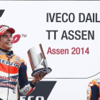 Marc Márquez celebra su triunfo en el podio de Assen, junto a Dani Pedrosa, tercero.