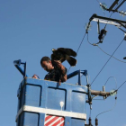 Un operario retira a un águila atrapada en unos cables en Hiergas de Gordón. BARRIO PLANILLO.