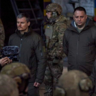 Zelenski se reúne con miembros del ejército ucraniano. DL
