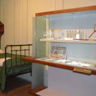 Un dormitorio de la época y la estantería de juguetes.
