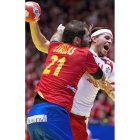 Cañellas se aplica en defensa sobre Mikkel Hansen.