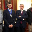 El concejal López Benito, De Paz, el alcalde de León Emilio Gutiérrez y el padre del deportista.